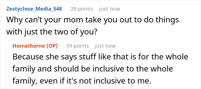 Captura de pantalla de una conversación en línea sobre los padres ignorando el cumpleaños de un adolescente debido a las alergias y las frustraciones alimentarias de los hermanastros.