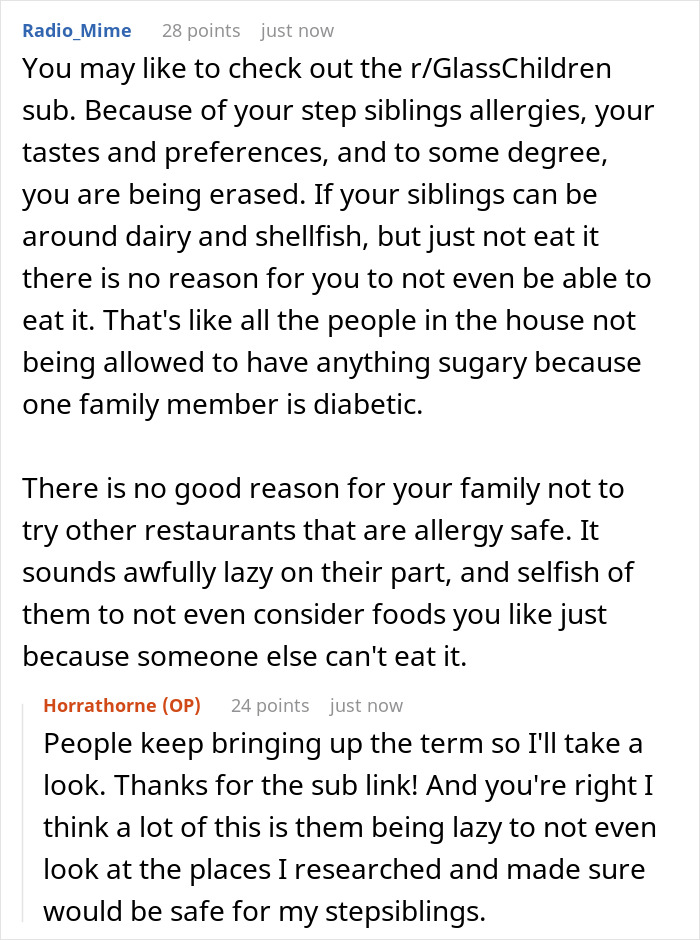 Conversación de Reddit sobre los padres que ignoran los deseos de cumpleaños de los adolescentes debido a las alergias de los hermanastras y las aburridas quejas de alimentos.