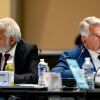 Nuevos miembros del comité Dr. Robert Malone, a la izquierda, y el Dr. Joseph Hibbeln durante la primera reunión del Comité Asesor de Inmunización de los CDC en las Centros para el Control y la Prevención de Enfermedades en Atlanta, Georgia, fotógrafo: Ben Hendren/Bloomberg a través de Getty Images