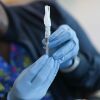 Un grupo de expertos médicos que asesoran a los CDC determinan en gran medida qué vacunas deberían recibir las personas, qué se cubre por el seguro y qué disparos están disponibles de forma gratuita para millones de niños de bajos ingresos.