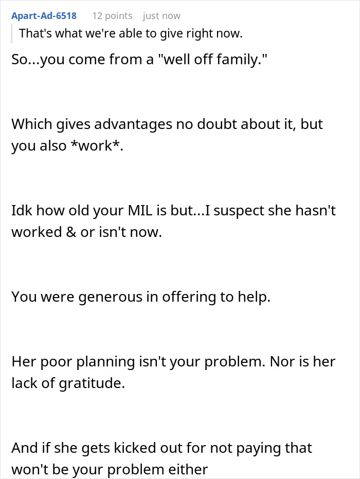 Extracto de texto discutiendo a una mujer que obligaba a la nuera a pagar el alquiler y la actuación con derecho después de recibir el pago parcial.
