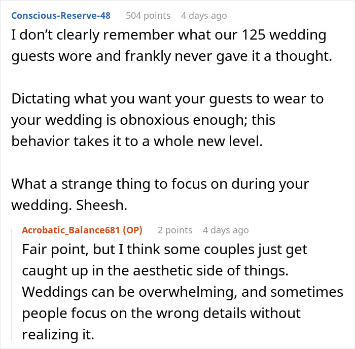 Captura de pantalla de una discusión sobre la novia que le dice a los invitados que usen neutros y el problema del código de vestimenta de color de la boda.