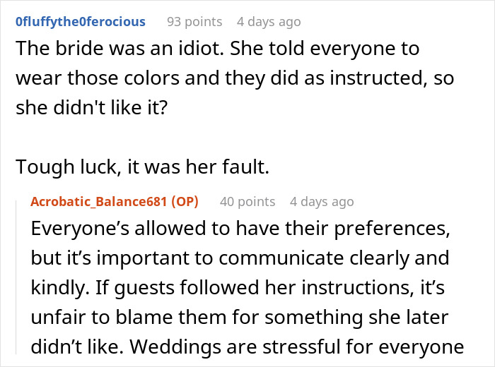 Conversación discutiendo a una novia molesta por que los invitados no usen color a pesar de que les dijeran que usen neutros en una boda.