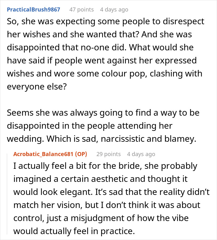 Los comentarios de Reddit, discutiendo a la novia, nos dijeron que usáramos neutros y su decepción por los invitados que no usan color.