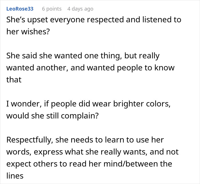 Captura de pantalla de un comentario de Reddit discutiendo a la novia molesta por usar neutros y no usar color en su evento.