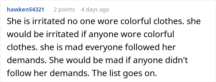 Comentario en una publicación en el foro que explica a la novia les dijo a los invitados que usaran neutrales, pero se molestó porque nadie usaba color.