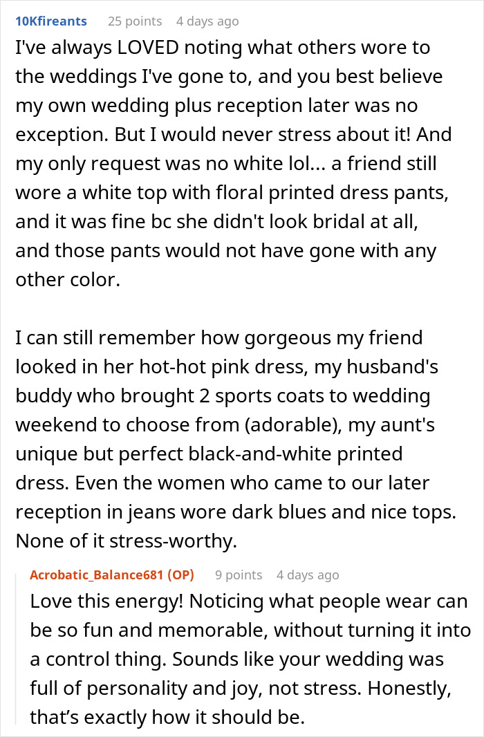 Captura de pantalla de una conversación de Reddit discutiendo el atuendo de la boda, centrándose en los neutros y el uso del color en las bodas.
