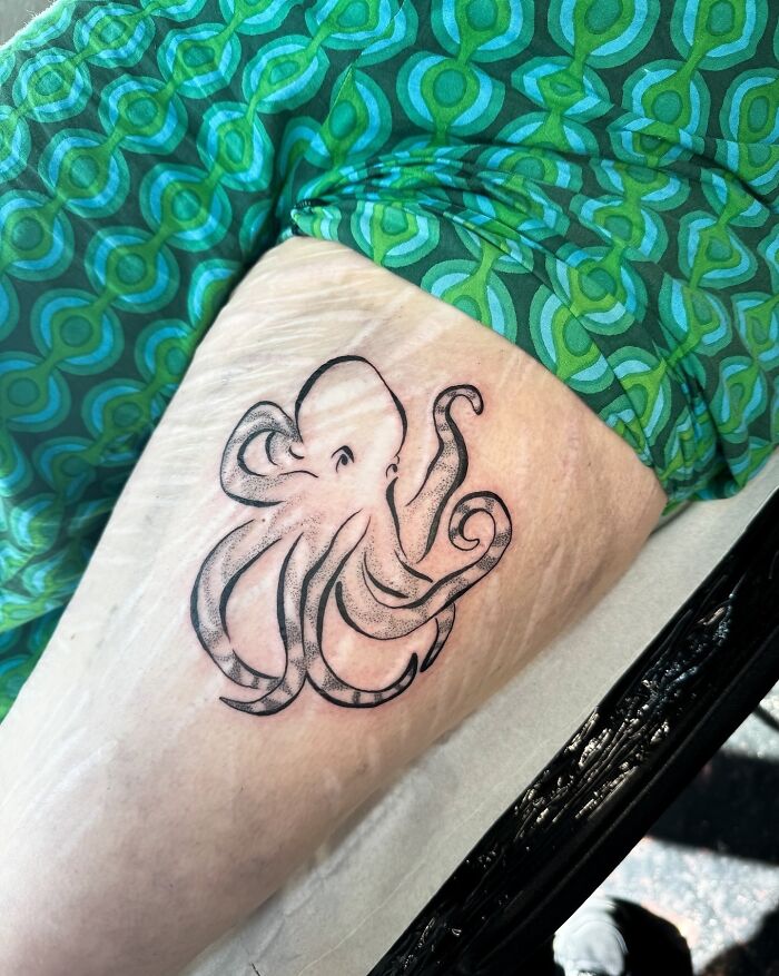 Octopus Tattoo Cover-Up on Musave, que muestra la habilidad de un artista del tatuaje y los encubrimientos virales con millones de vistas.