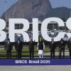 Los líderes mundiales posan para una foto grupal en la 17ª Cumbre Anual de BRICS en Río de Janeiro, domingo 6 de julio de 2025.