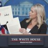 La secretaria de prensa de la Casa Blanca, Karoline Leavitt, sostiene una carta de tarifa del presidente Trump al presidente de Corea del Sur, Lee Jae-Myung, durante una conferencia de prensa en la Casa Blanca el 7 de julio.