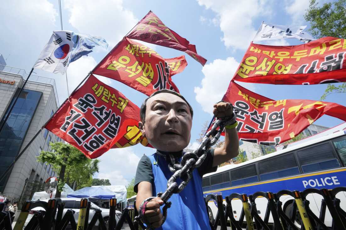 Un manifestante usa una máscara del ex presidente surcoreano Yoon Suk Yeol durante una concentración en apoyo de una audiencia para revisar la solicitud de un fiscal especial de su arresto, cerca del Tribunal de Distrito Central de Seúl en Seúl, Corea del Sur, el miércoles 9 de julio de 2025. La escritura dice