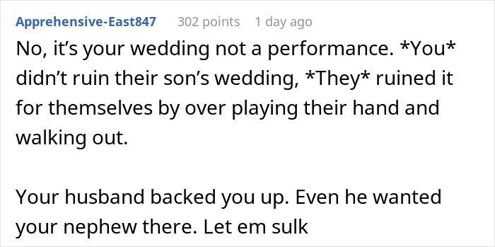 Captura de pantalla de un comentario de Reddit defendiendo a una novia por no patear sobrino autista en la boda en medio de las críticas.