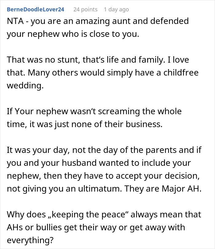 Comente defendiendo a la novia por incluir sobrino autista a pesar de los padres de los novios llamando a su mocoso egocéntrico.