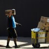 Un trabajador de Amazon ofrece paquetes en Los Ángeles.