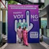 Los votantes se van después de emitir su votación en una estación de votación en la fase final de votación en las elecciones generales de la India, en Kolkata el 1 de junio de 2024. Se utilizaron herramientas de inteligencia artificial para crear memes e imágenes sobre rivales políticos en la India y en otros lugares de todo el mundo.