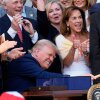 El presidente Trump golpea un mazo después de firmar el
