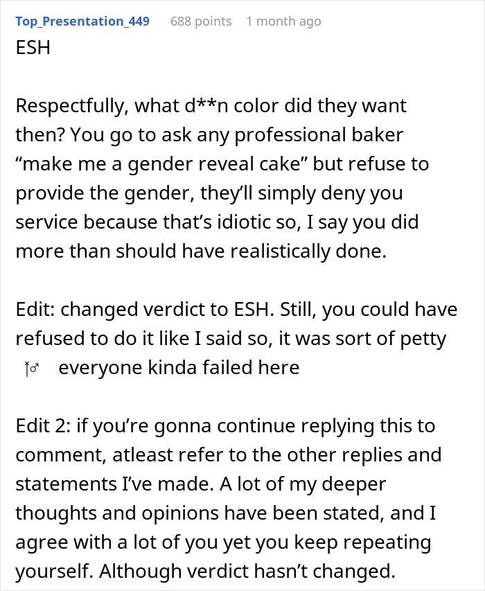Comentario discutiendo el pastel gris en la fiesta de revelación de género y culpar a la hermana embarazada, destacando la controversia del evento.