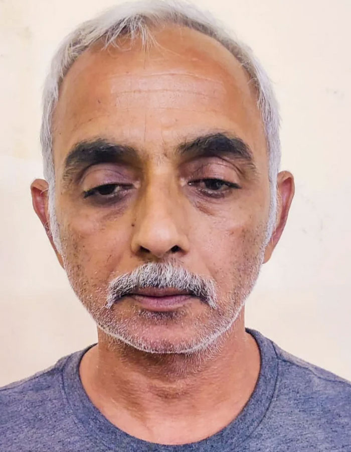 Hombre de mediana edad con cabello gris y bigote contra un fondo neutro relacionado con la controversia del ego masculino en el caso de tenis.