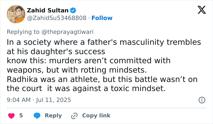 Captura de pantalla de un tweet que discute la masculinidad tóxica y el ego de un padre en el contexto de la trágica muerte de una atleta femenina.