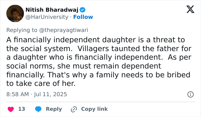 Tweet discutiendo la indignación por un padre burlándose de su hija financieramente independiente después del incidente de tiroteo fatal.