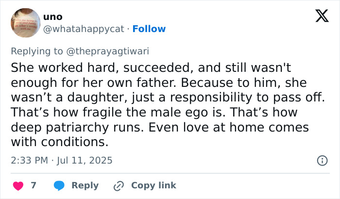 Tweet discutiendo el ego masculino frágil y el patriarcado en el contexto del rechazo de un padre a su hija trabajadora.