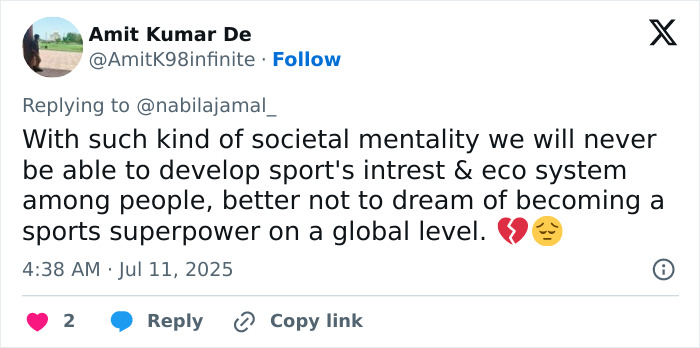 Tweet discutiendo la mentalidad social que afecta el interés deportivo y el ecosistema en medio de la indignación sobre el ego masculino en el tenis profesional