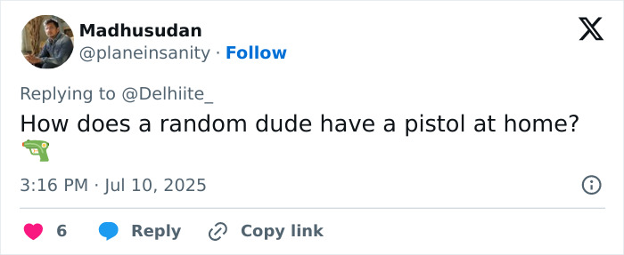 Captura de pantalla de un tweet que cuestiona cómo un hombre al azar tiene una pistola en casa en medio de ego masculino y controversia en el tiroteo de tenis profesional.