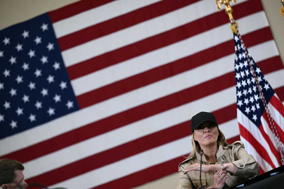La primera dama Melania Trump habla durante una reunión con funcionarios locales y socorristas en Kerrville, Texas, el 11 de julio, luego de devastadoras inundaciones en el área durante el fin de semana del 4 de julio. Brendan Smialowski / AFP) (Foto de Brendan Smialowski / AFP a través de Getty Images)