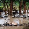 Vehículos y remolques destrozados a lo largo del río Guadalupe en Kerrville, Texas.