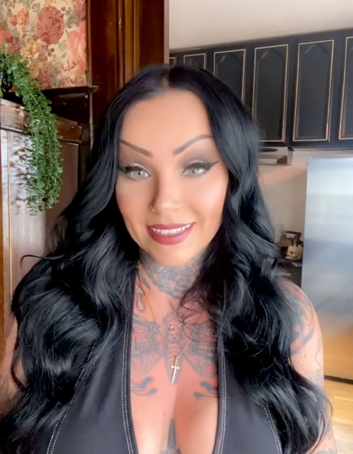 Mujer con cabello negro largo y tatuajes que comparten ideas como tecnología de autopsia de manera más extraña que las personas han fallecido.