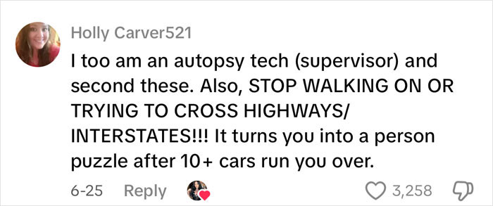 Comente de una advertencia de tecnología de autopsia sobre los peligros de cruzar las carreteras y cómo conduce a accidentes fatales.