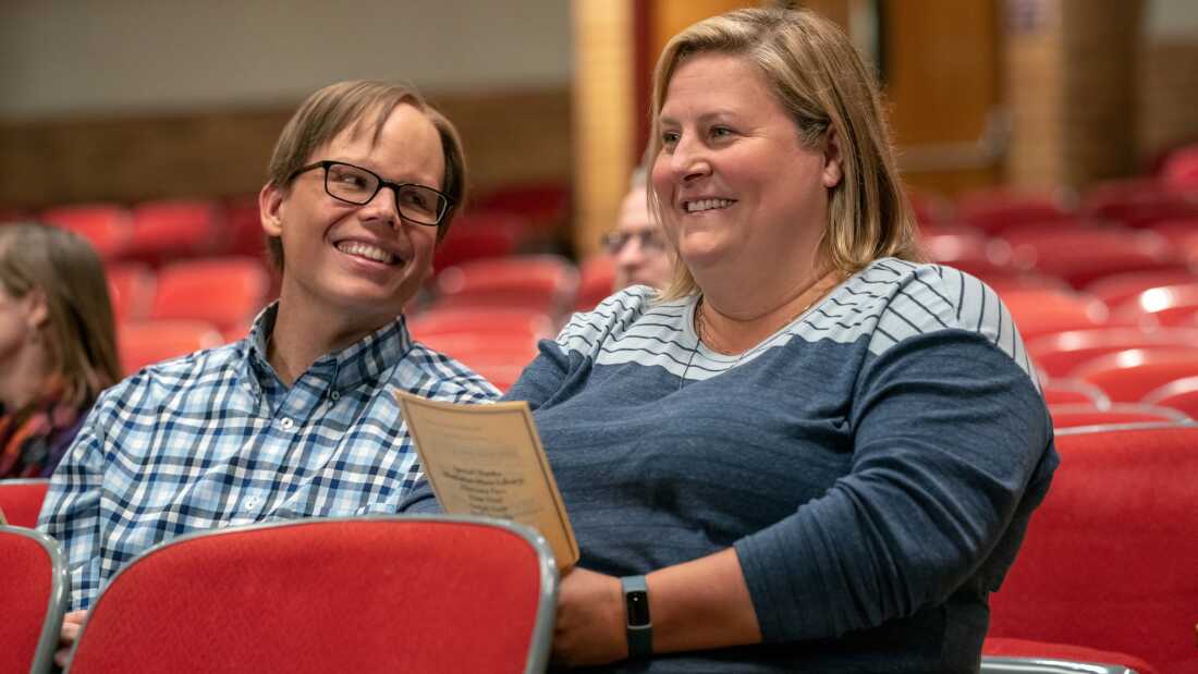 Jeff Hiller y Bridget Everett en alguien en algún lugar.
