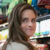 Amanda Peet en tus amigos y vecinos, en Apple TV+.