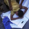 Un niño palestino llora sobre el cuerpo de su amigo de 12 años, Abdullah Ahmed, quien fue asesinado en una huelga israelí que se dirigió a un punto de distribución de agua potable, en el Hospital Al-Awda en Nuseirat, Central Gaza Strip, domingo 13 de julio de 2025.