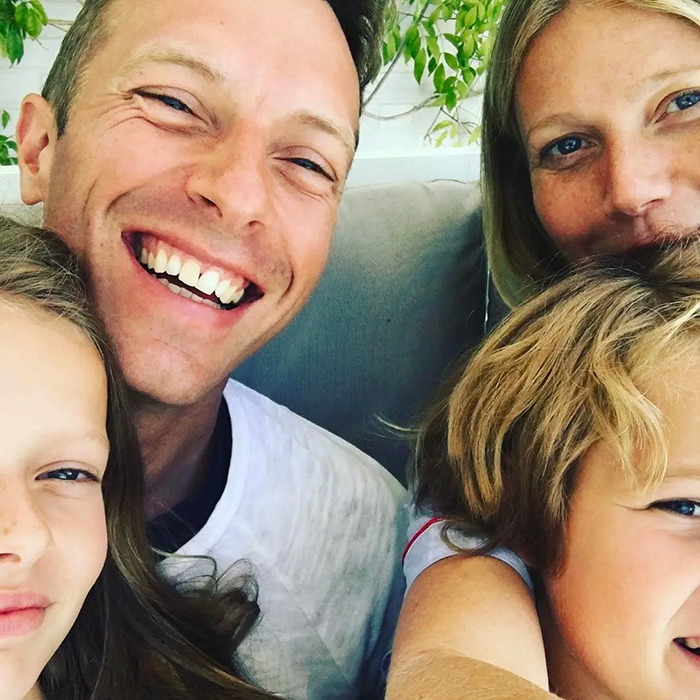 Un primer plano de una familia sonriente de vacaciones, no relacionada con Gwyneth Paltrow finalizando la amistad con Madonna.