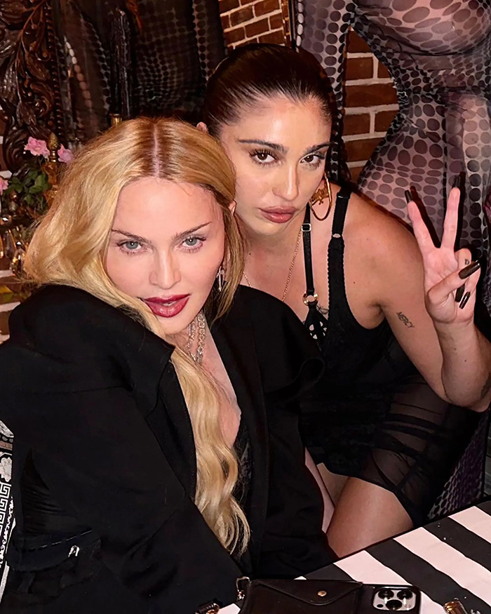 Madonna y una mujer que posan en una fiesta, destacando la rumoreada amistad tóxica que Gwyneth Paltrow terminó.