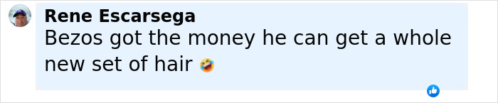 Comentario mencionando a Jeff Bezos abandonando su aspecto calvo y obteniendo un conjunto completamente nuevo de cabello con humor.