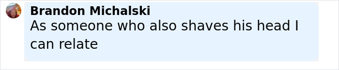 Comentario de Brandon Michalski afirmando que puede relacionarse con afeitarse la cabeza, relacionado con Jeff Bezos abandonando su aspecto calvo.