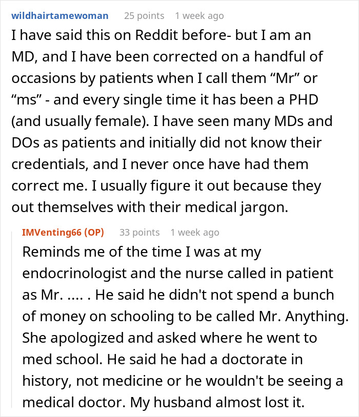 Conversación de Reddit sobre una tía de doctorado que espera que la familia llame a su médico y experiencias con la confusión de títulos médicos.