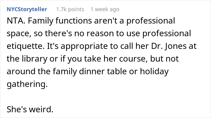 Comentario discutiendo las expectativas sobre el uso del título de Doctor para una tía con un doctorado en entornos familiares.