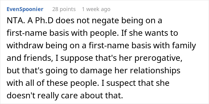 Comentario de Evenspoonier discutiendo la expectativa de ser llamado médico por familia debido a tener un título de doctorado.