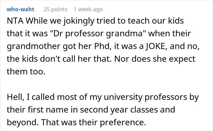 Captura de pantalla de conversación de texto que muestra a un usuario que discute cómo su familia no llama a la tía con doctor de doctorado todo el tiempo.