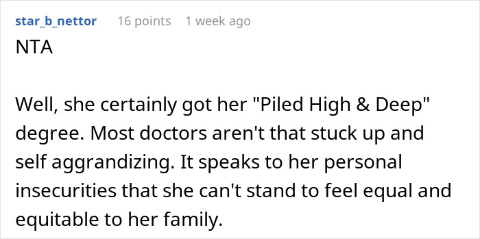 Comentario expresando que una tía con un doctorado espera que su familia llame a su médico debido a inseguridades personales.