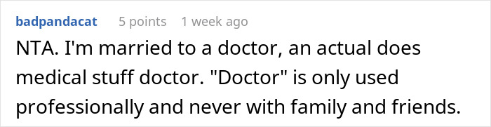 Captura de pantalla de un comentario en el foro sobre una tía con PhD esperando que la familia llame a su médico regularmente.