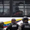 Los miembros de la Guardia Nacional Bolivarian (GNB) están al guardia como reclusos a bordo de un autobús son transferidos fuera de la prisión de Tocoron en Tocoron, estado de Aragua, Venezuela, el 20 de septiembre de 2023. (Foto de Yuri Cortez/AFP a través de imágenes de Getty)