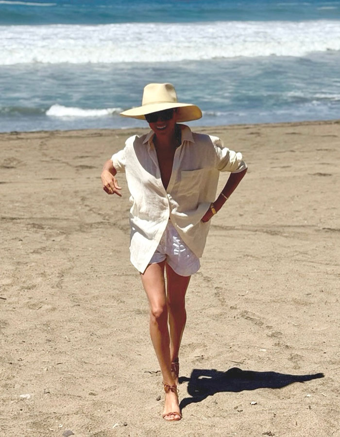 La ex asistente de Kate Middleton camina por la playa con un atuendo de verano ligero y ligero antes de renunciar.