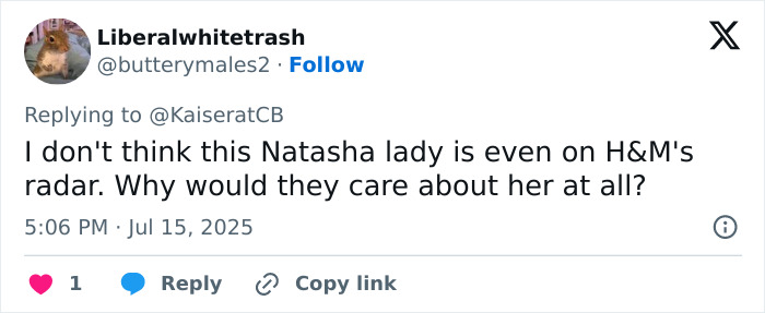 Captura de pantalla de un tweet que discute la relevancia de Natasha con H&M en una conversación sobre la ex asistente y Meghan Markle de Kate Middleton.