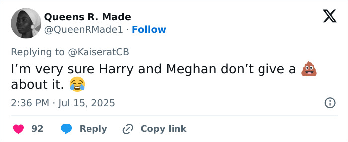 Captura de pantalla de una respuesta de Twitter que menciona a Meghan con emojis, relacionado con el ex sutil jab sutil asistente de Kate Middleton antes de renunciar.