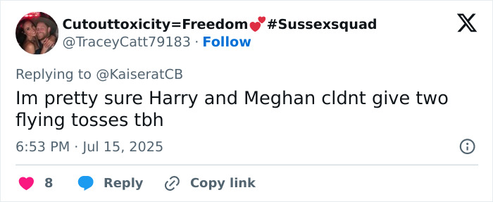 Captura de pantalla de un tweet que discute a Harry y Meghan, relacionado con el ex asistente de Kate Middleton tomando un golpe sutil a Meghan Markle.
