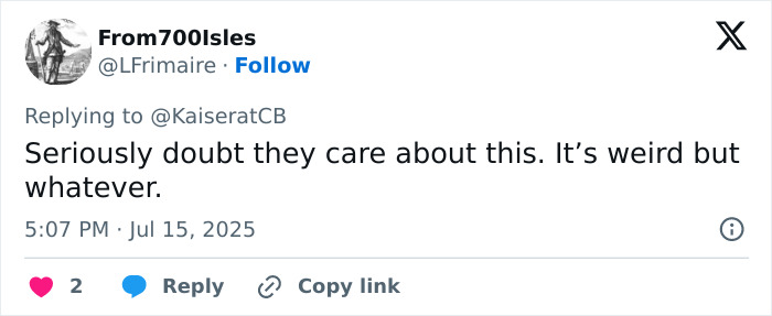Captura de pantalla de una respuesta de Twitter discutiendo el sutil jab de Kate Middleton en el ex asistente en Meghan Markle antes de renunciar.